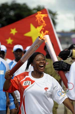 Caroline Mbaga akipokea mwenge wa Olympic Dar es Salam uliyopita kwa mara ya kwanza Afrika